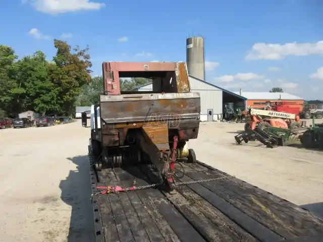 Gallery image 2 for Used New Holland 644 Round Baler