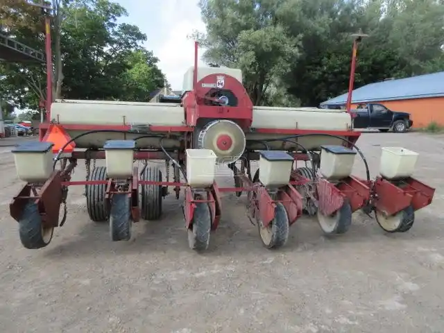 Gallery image 2 for Used International Harvester 400 Planter