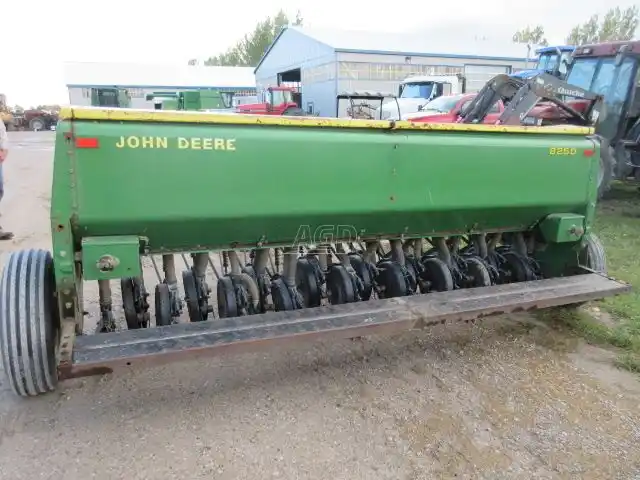 Gallery image 2 for Used John Deere 8250 Drill