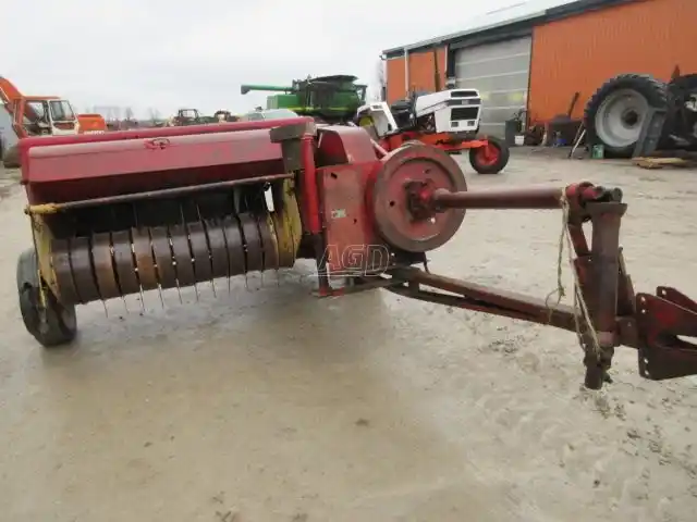 Gallery image 1 for Used New Holland S68 Square Baler - Small