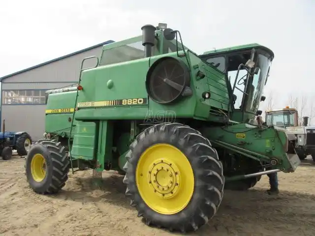 Gallery image 2 for Used 1988 John Deere 8820 TITAN II Combine