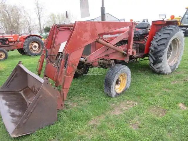 Gallery image 2 for Used 1973 International Harvester 574 Tractor