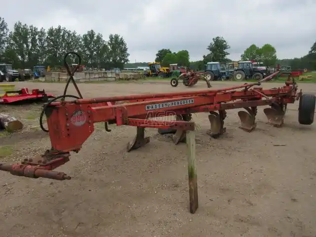 Gallery image 2 for Used Massey Ferguson 880 Plow