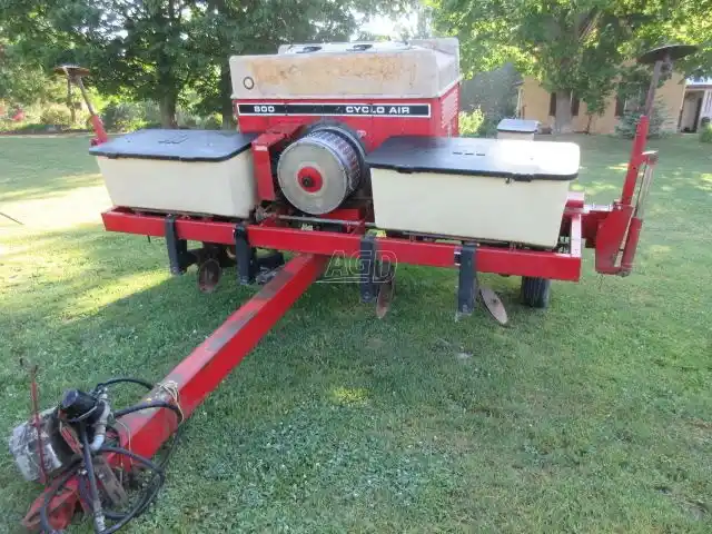 Gallery image 1 for Used International Harvester 800 Planter - Corn