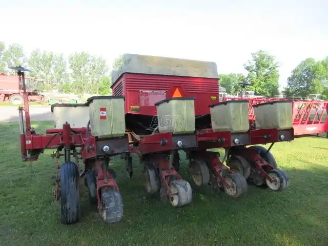 Gallery image 2 for Used International Harvester 800 Planter - Corn