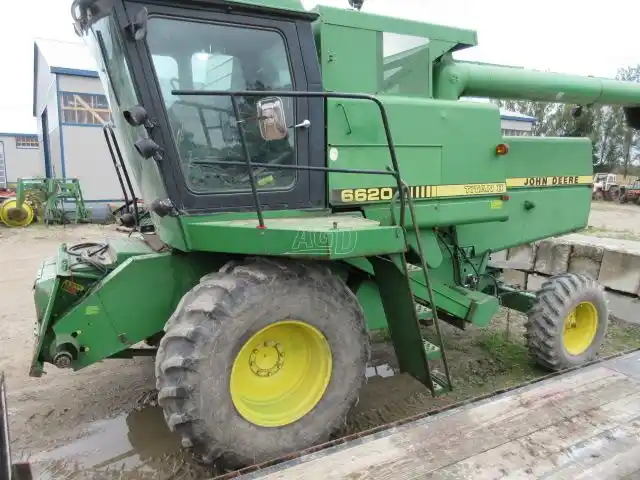 Gallery image 1 for Used 1988 John Deere 6620 TITAN II Combine