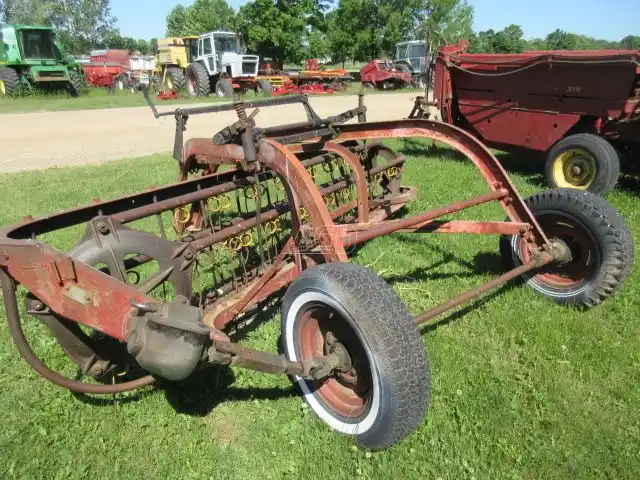 Gallery image 2 for Used New Idea 400 Rake