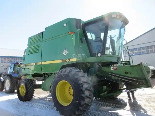 Gallery image 2 for Used 1997 John Deere 9500 Combine