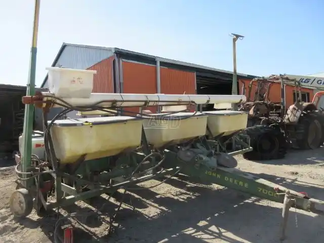 Gallery image 2 for Used John Deere 7000 Planter - Corn