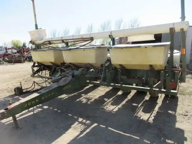 Gallery image 1 for Used John Deere 7000 Planter - Corn