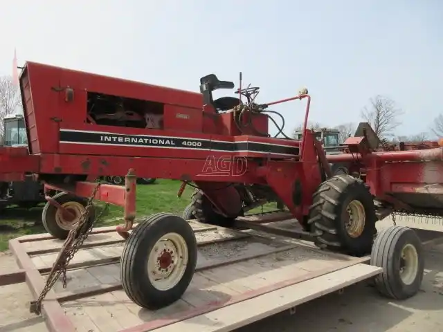 Gallery image 2 for Used International Harvester 4000 Windrower