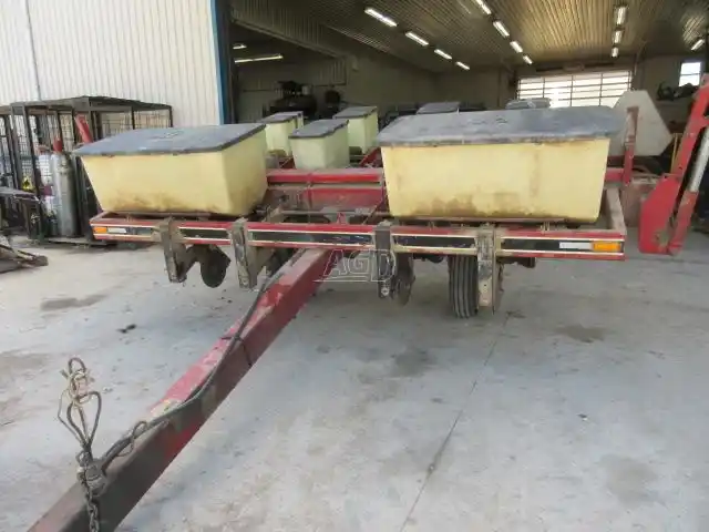 Gallery image 1 for Used International Harvester 800 Planter