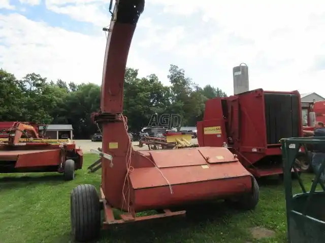 Gallery image 2 for New Holland 890 Harvester