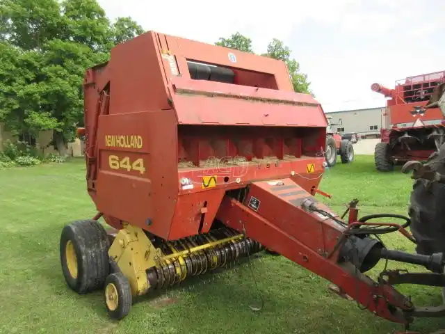 Gallery image 2 for Used New Holland 644 Round Baler