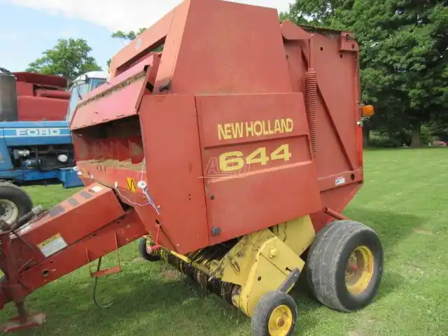 Gallery image 1 for Used New Holland 644 Round Baler