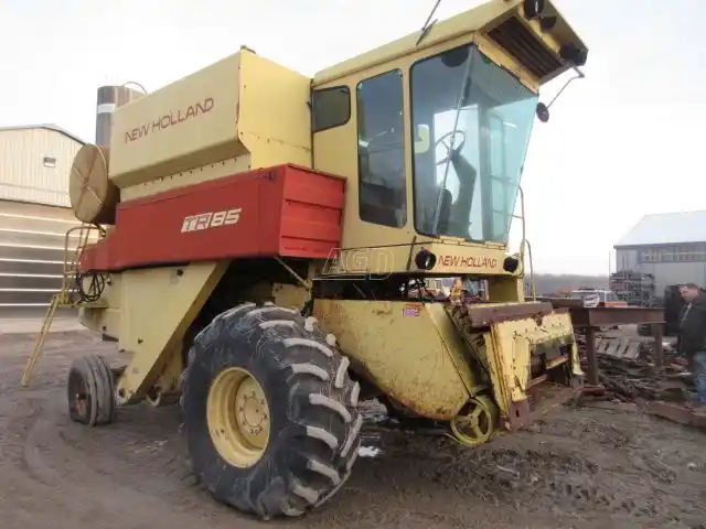 Gallery image 2 for Used 1981 New Holland TR85 Combine