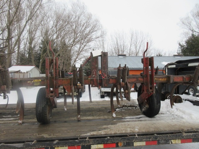 Gallery image 2 for Used International Harvester 55 Chisel Plow