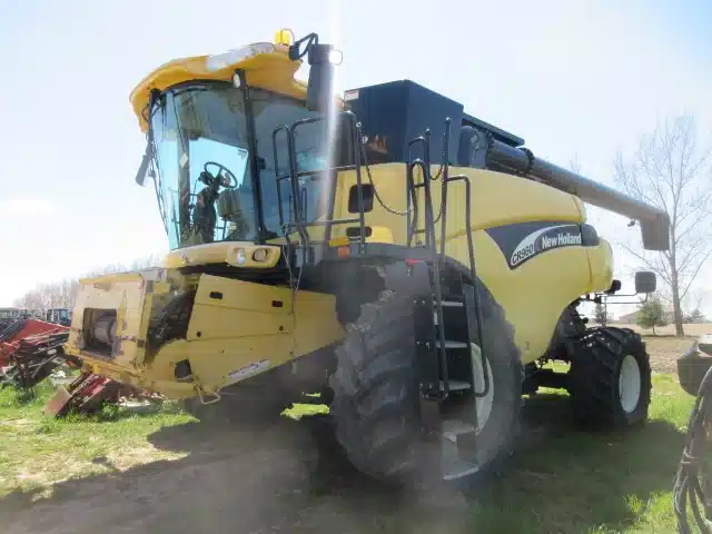 Gallery image 1 for Used 2004 New Holland CR960 Combine