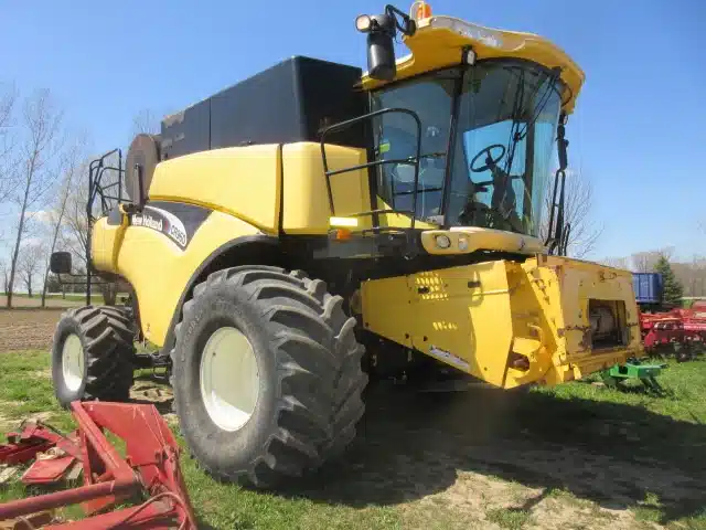 Gallery image 2 for Used 2004 New Holland CR960 Combine