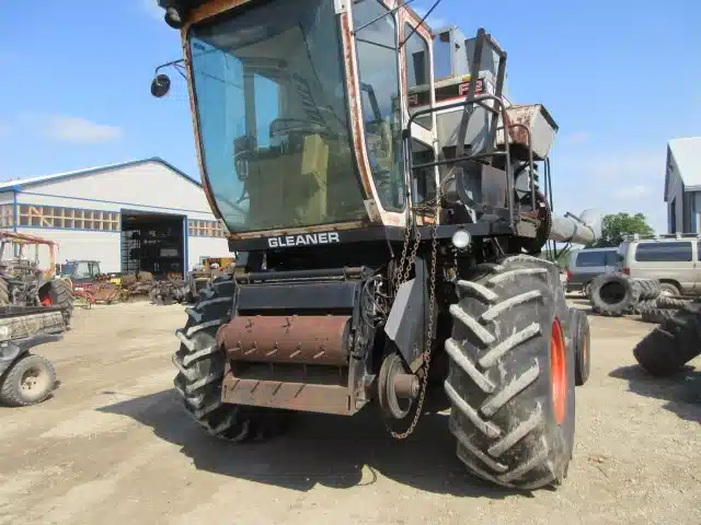 Gallery image 2 for Used 1981 Gleaner F2 Combine