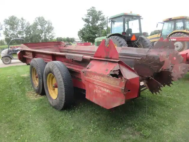 Gallery image 2 for Used New Holland 679 Manure Spreader
