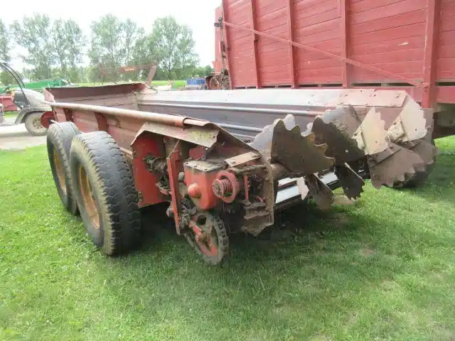 Gallery image 2 for Used New Holland 676 Manure Spreader