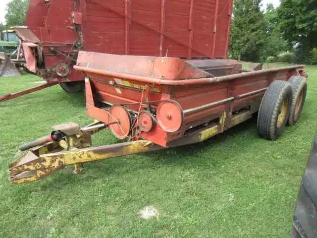 Gallery image 1 for Used New Holland 676 Manure Spreader
