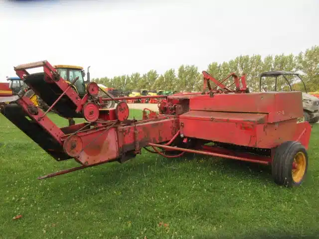 Photo de la Galerie 2 pour Usagé Massey Ferguson 124 presse à balle carrée - petite