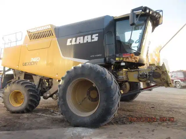 Gallery image 2 for Used CLAAS LEXION 740 Combine