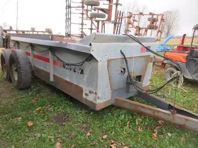 Gallery image 2 for Used New Idea 364 Manure Spreader