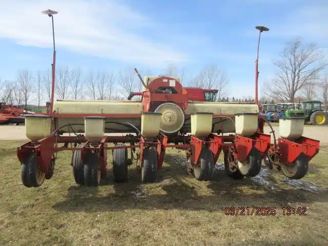 Gallery image 2 for Used International 400 Planter - Corn