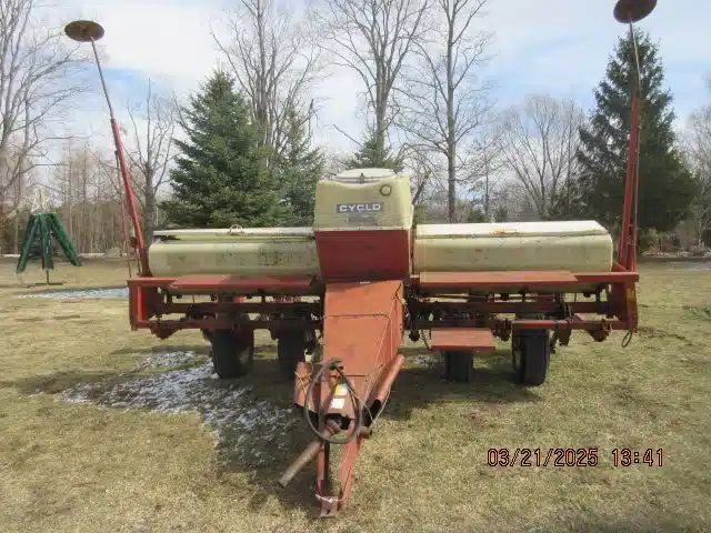 Gallery image 1 for Used International 400 Planter - Corn