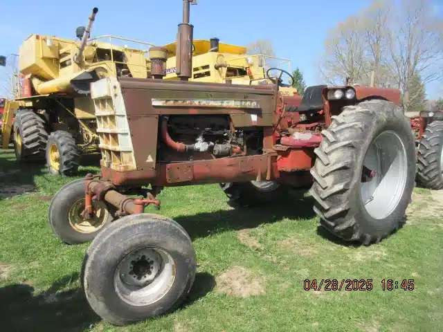 Gallery image 1 for Used 1968 Cockshutt 1750 Tractor