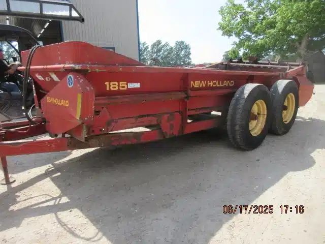 Gallery image 2 for Used New Holland 185 Manure Spreader