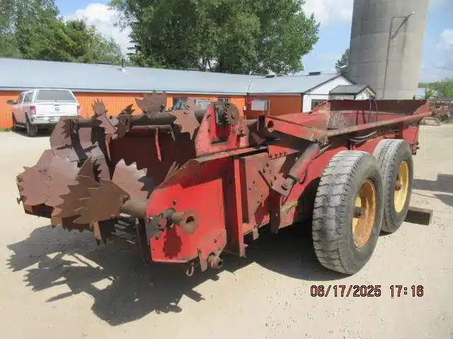 Gallery image 1 for Used New Holland 185 Manure Spreader