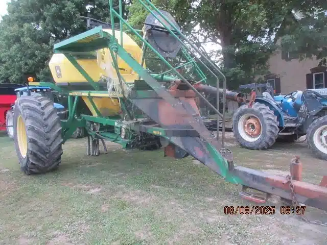 Gallery image 2 for Used John Deere 1900 Air Cart