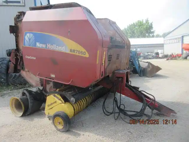 Gallery image 1 for Used New Holland BR7060 Round Baler