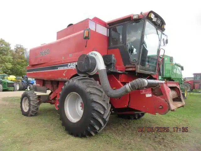 Gallery image 1 for Used Case IH 1660 Combine