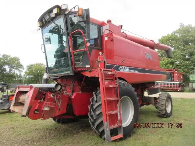 Gallery image 2 for Used Case IH 1660 Combine