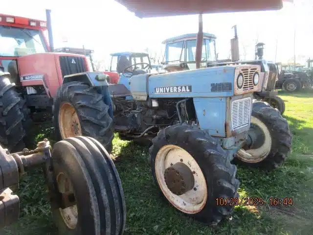 Gallery image 2 for Used Universal 640 Tractor