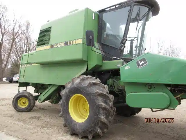Photo de la Galerie 2 pour 1987 John Deere 4425 Batteuse