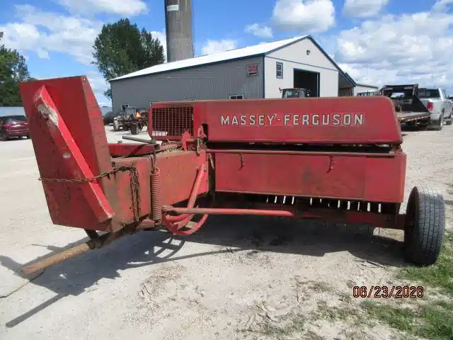 Photo de la Galerie 2 pour Massey Ferguson 10 presse à balle carrée - petite