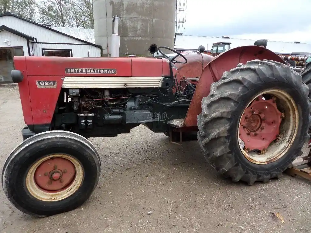 Gallery image 2 for Used 1967 International Harvester 624 Tractor