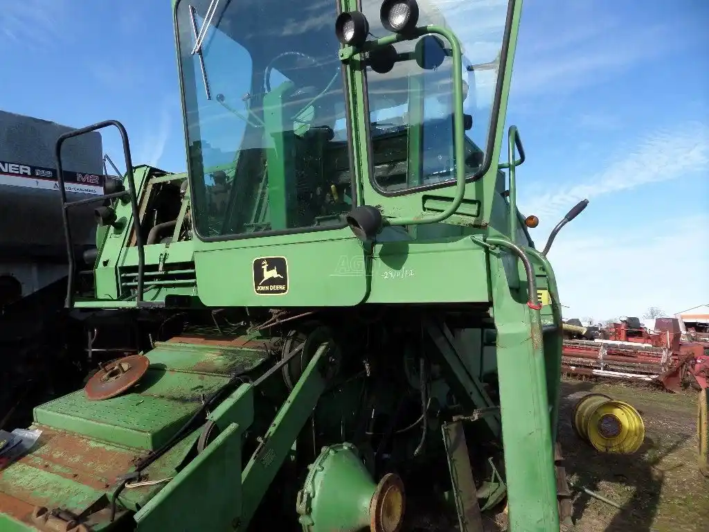 Gallery image 2 for Used John Deere 4400 Combine