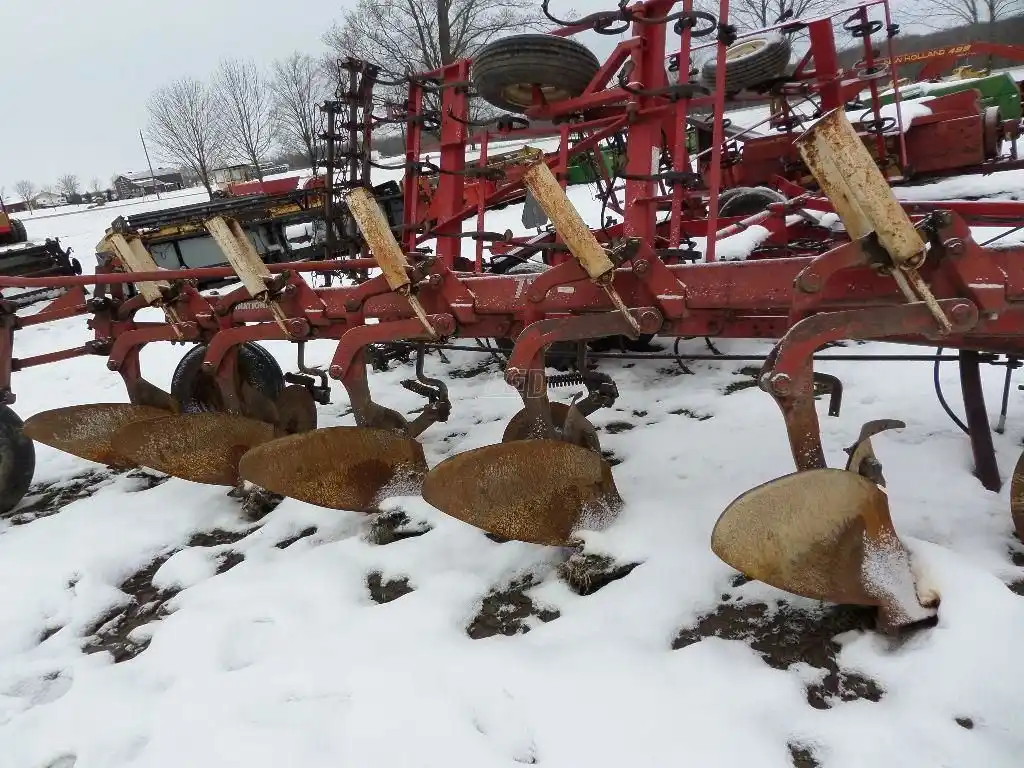 Gallery image 1 for Used International Harvester 720 Plow