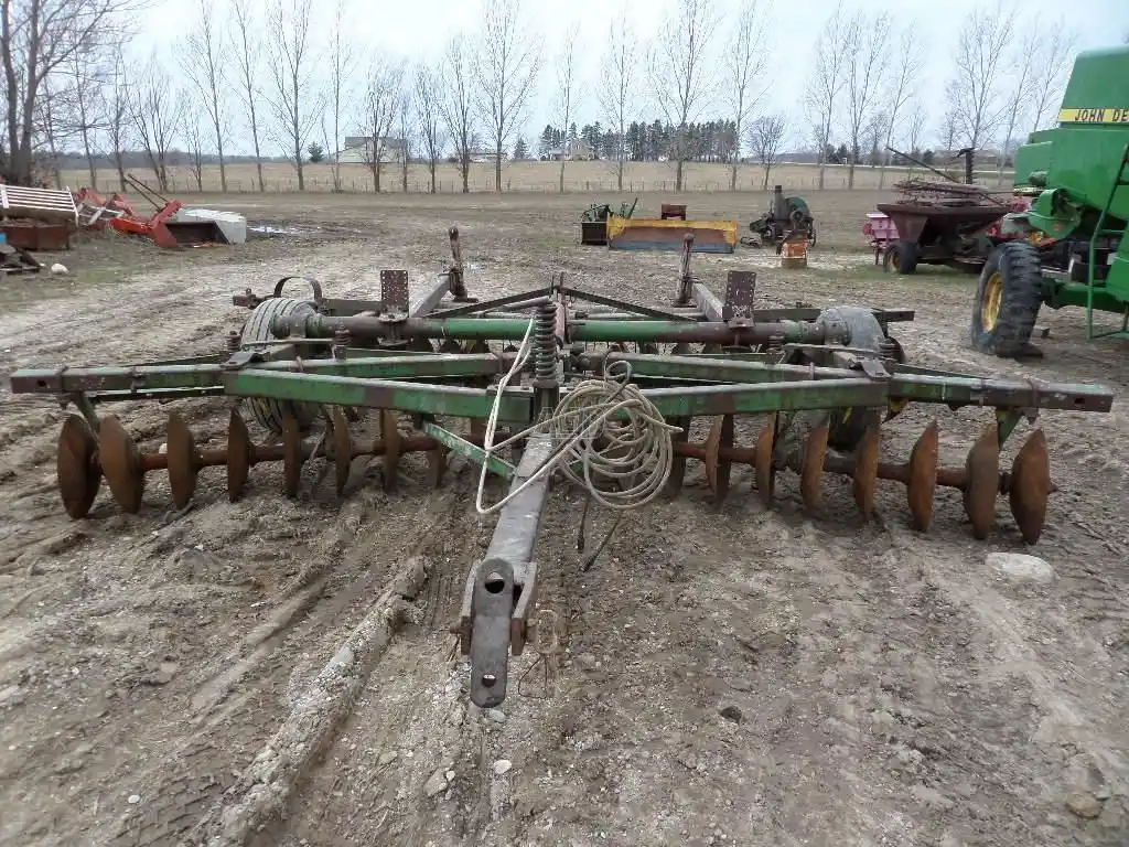 Gallery image 1 for Used John Deere 335 Disc