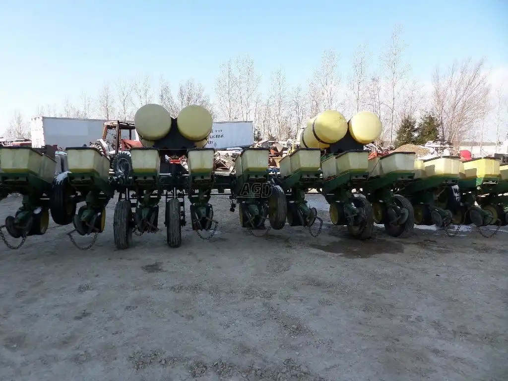 Gallery image 2 for Used John Deere 7000 Planter