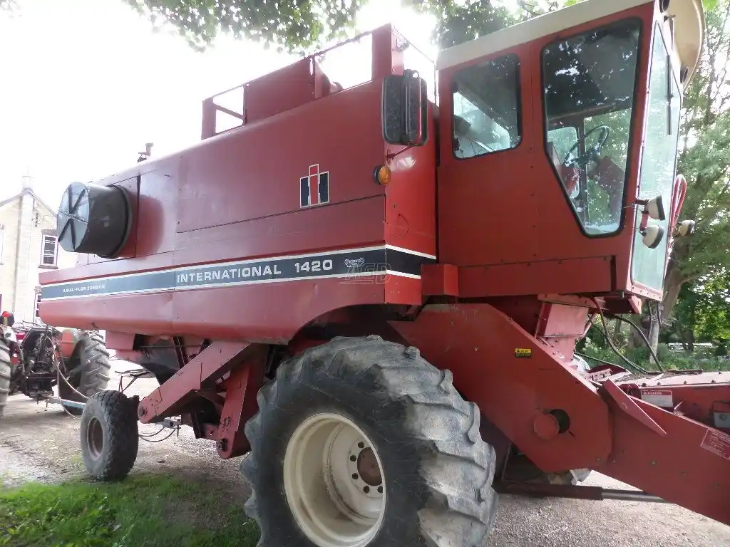 Gallery image 1 for Used International Harvester 1420 Combine
