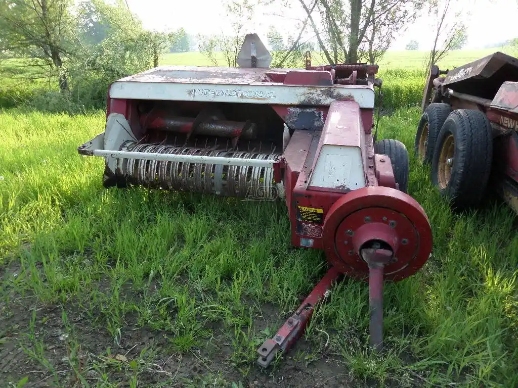 Gallery image 2 for Used International Harvester 440 Square Baler - Small