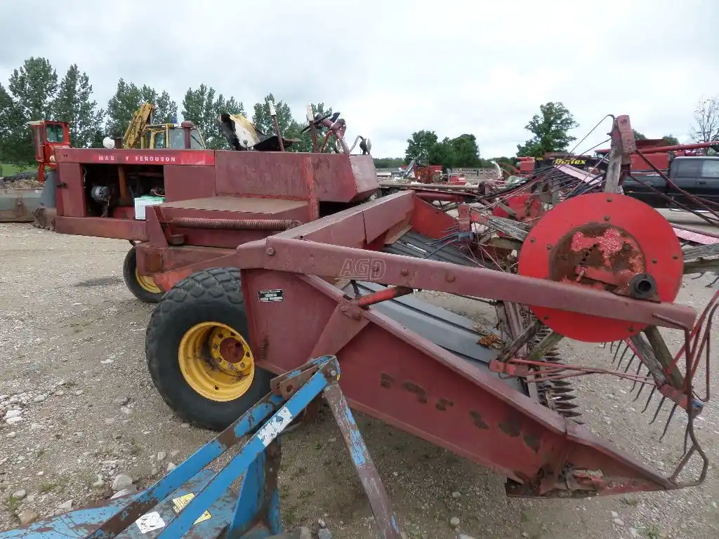 Gallery image 1 for Used Massey Ferguson 665 Windrower